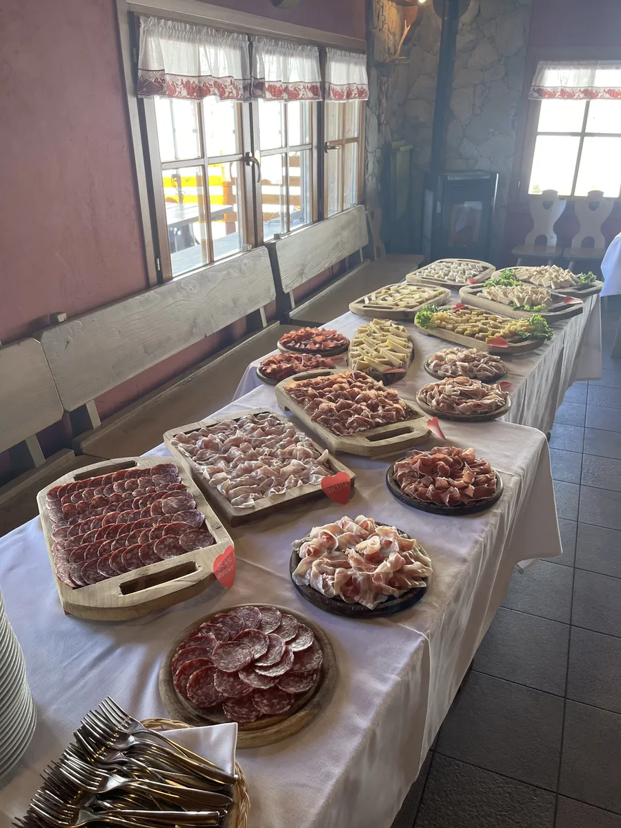 Buffet di salumi e formaggi nella sala del rifugio
