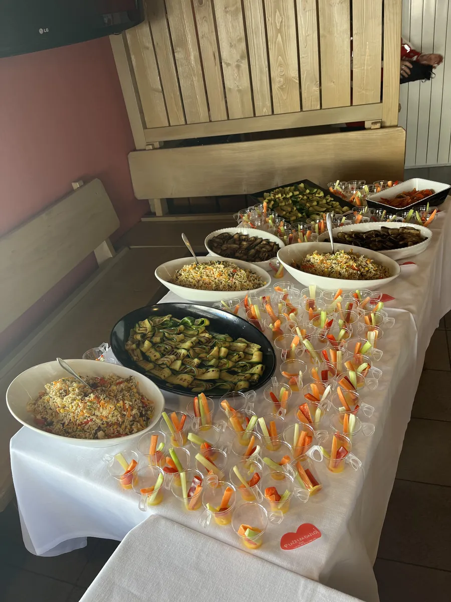 Buffet di verdure e insalate per una festa al rifugio