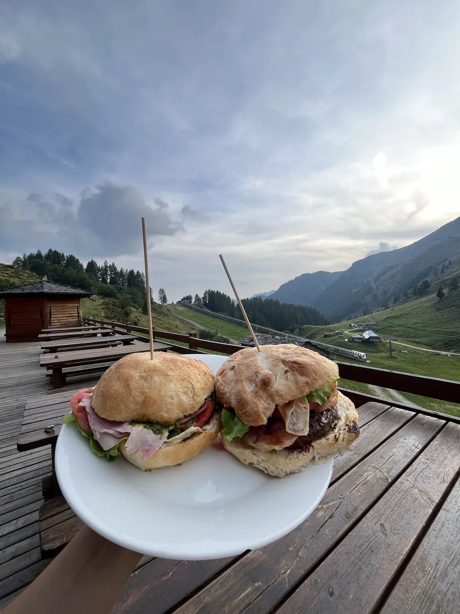 Due panini serviti sulla terrazza, con la valle sullo sfondo