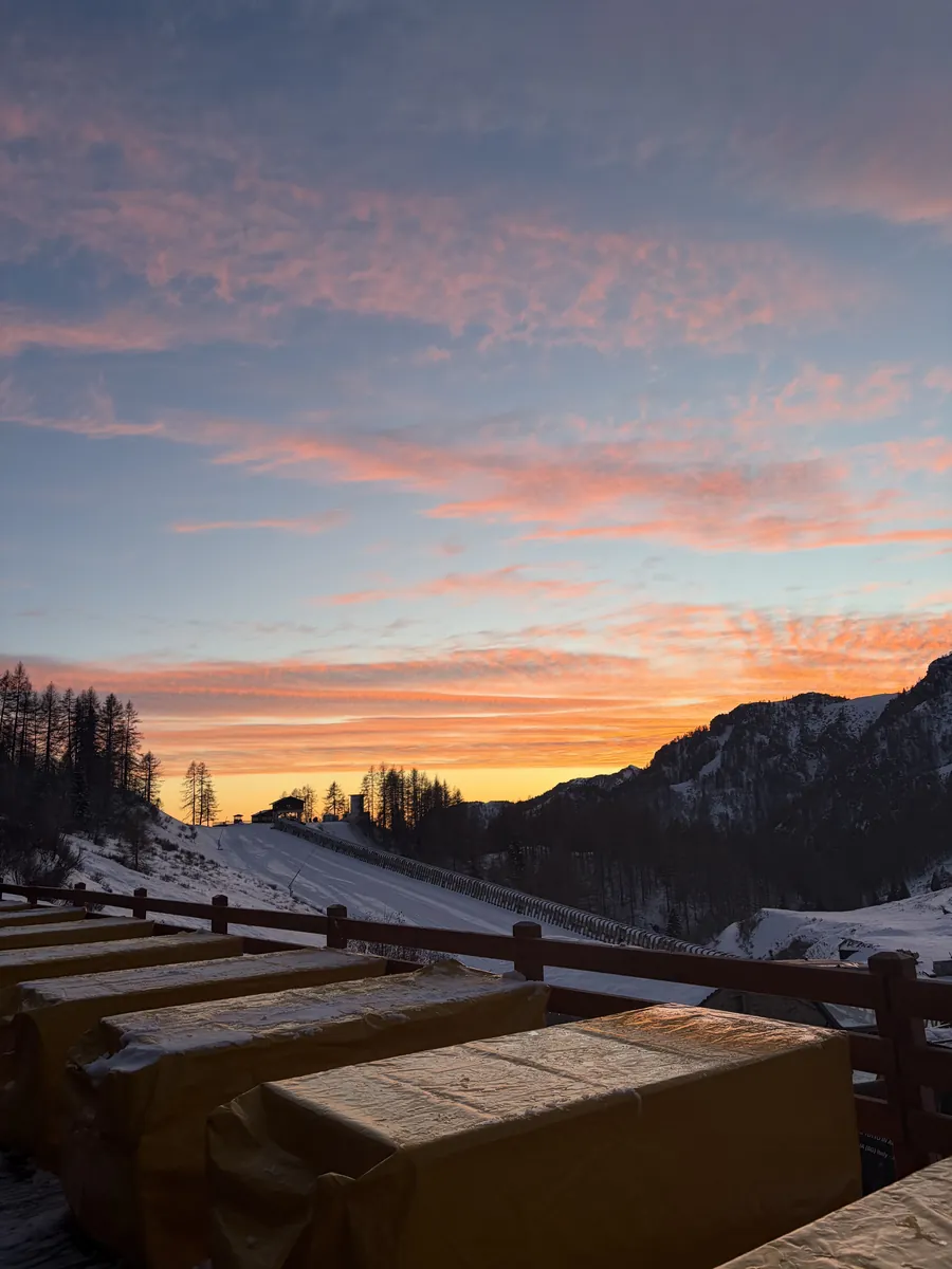 La pista innevata e il tramonto d'inverno sulla valle
