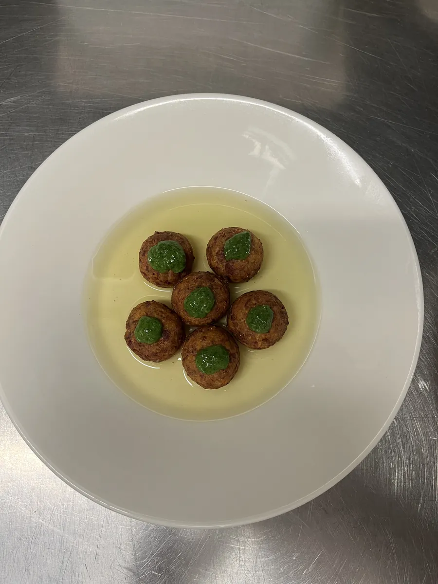 Polpette con pesto su crema di formaggio