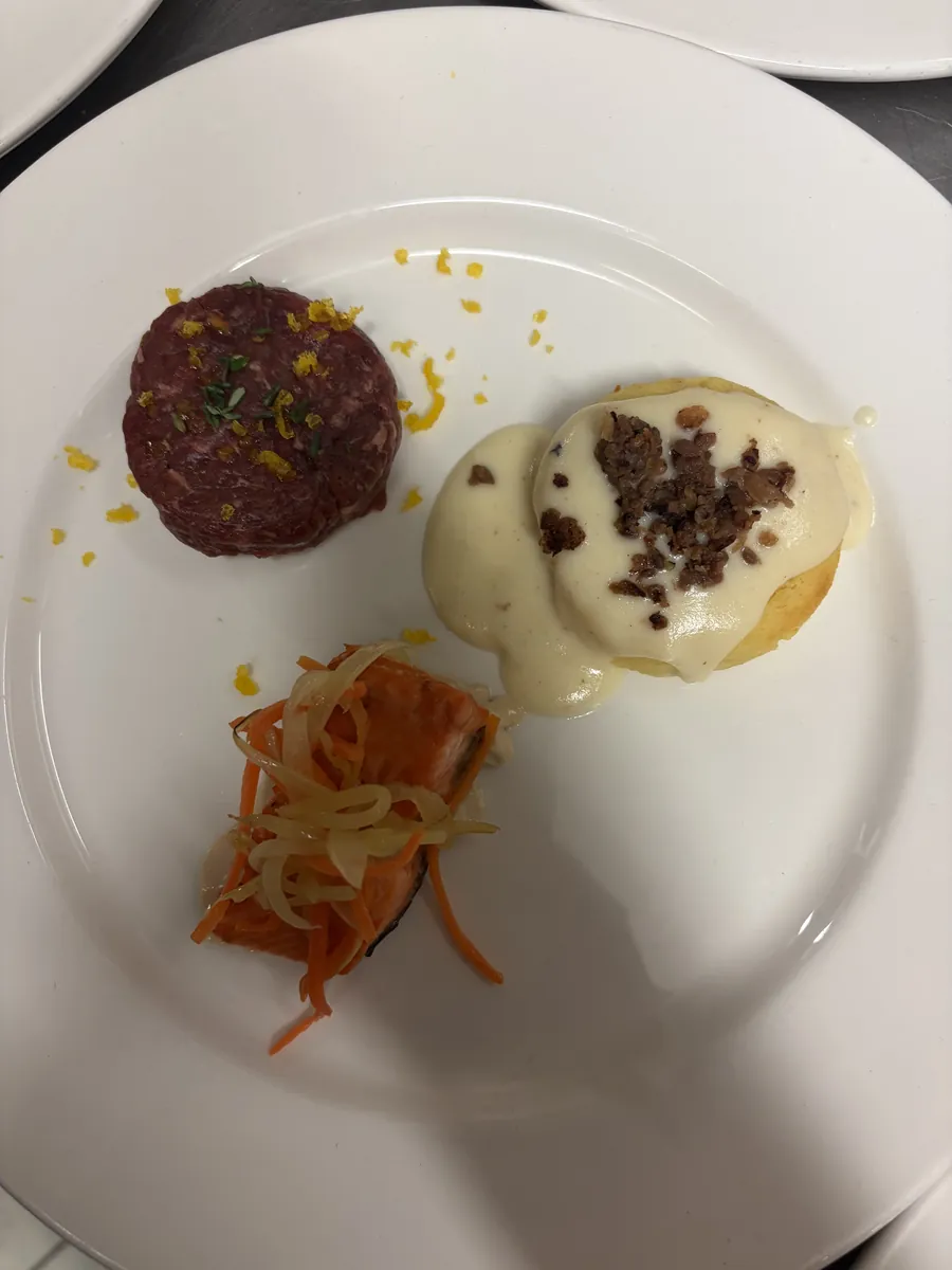 Tartare di manzo, polenta con crema di formaggio e salmone marinato