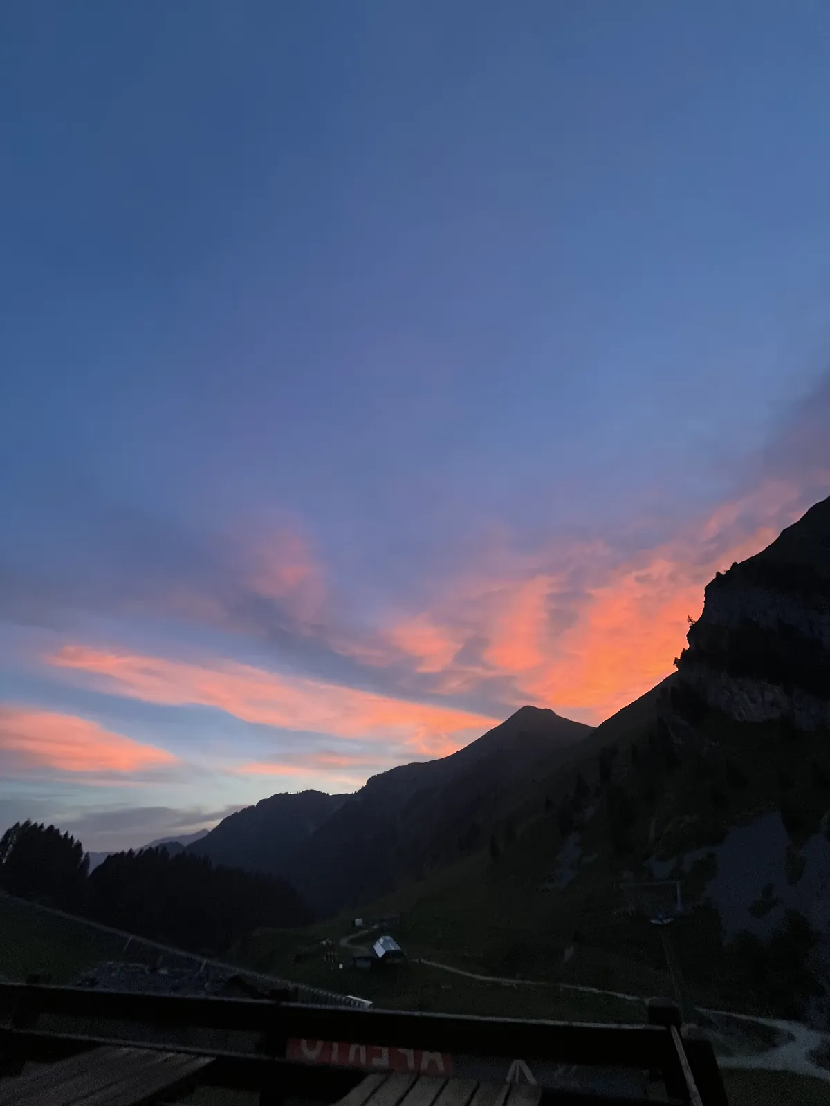La valle vista dalla terrazza del rifugio al tramonto