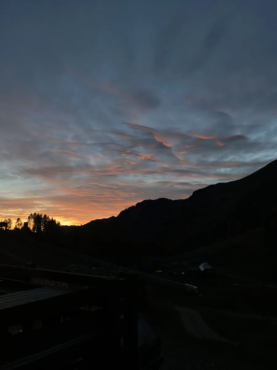 Il cielo d'autunno sulla valle al tramonto
